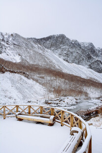 雪中山景旁的木质观景台