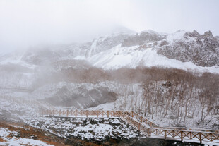 雪覆山峦的冬日美景
