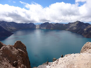壮丽高山湖泊风景