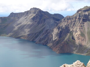壮丽高山湖泊美景