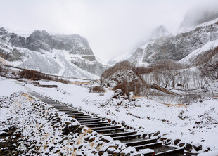 雪覆山间铁轨 美景如画