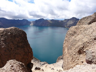 壮丽火山湖景观
