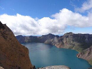 高山湖泊壮丽风光