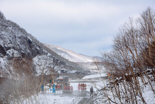 冬日山间雪景村落