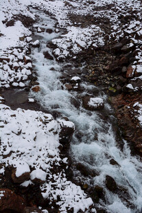 山间融雪溪流