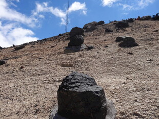 山坡上的黑色岩石景观