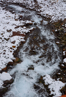雪覆溪流 灵动自然之景