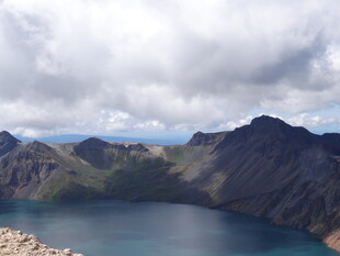 壮丽高山湖泊美景