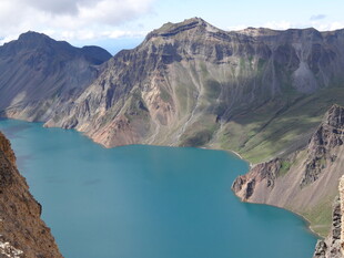 高山环绕的湛蓝湖泊