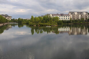 湖畔建筑倒影美景