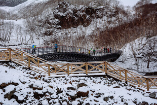 雪覆栈道的冬日山间美景