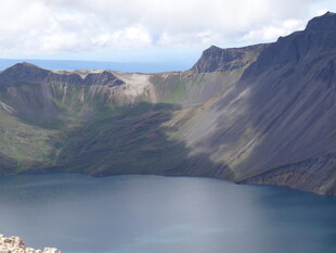 壮丽高山湖泊美景