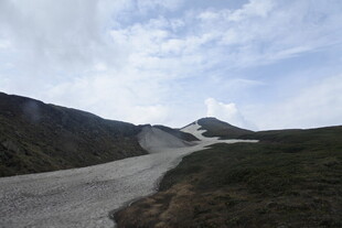 蜿蜒山间公路风景
