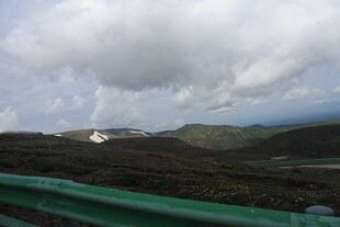 公路边的山峦与天空景色