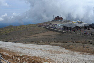 高山之巅的壮丽建筑景观