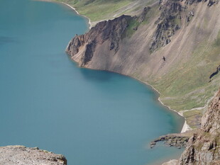 高山湖畔美景
