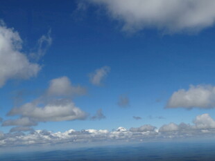 蓝天飘着几朵白云