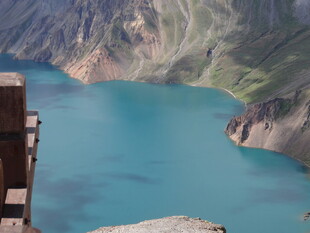 壮丽蓝湖与险峻山峦景观
