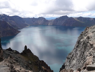 高山湖畔壮丽自然景观