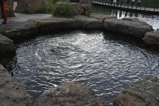 石围水池泛起层层涟漪