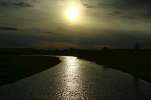 夕阳下的静谧河道