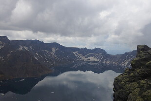 高山湖泊壮丽自然景观