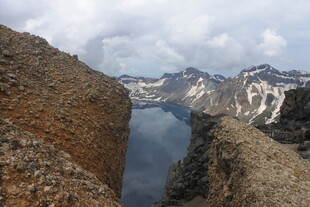 高山间的静谧湖泊