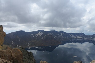 高山湖泊壮丽自然景观