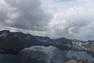 高山湖泊的壮阔云景