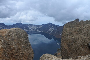 高山湖泊壮丽自然景观