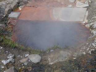 地面神秘水坑冒蒸汽