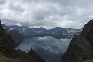 高山湖泊壮丽自然景观