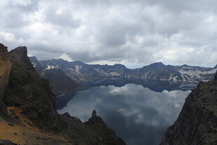 高山湖泊壮丽自然景观