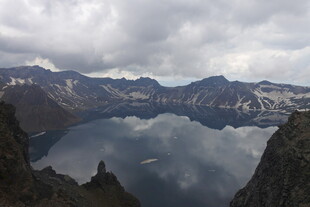 高山湖泊壮丽自然景观