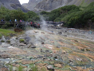 山间多彩温泉景观