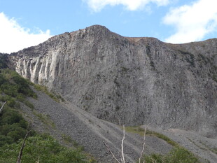 巍峨壮观的陡峭山峰