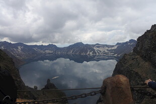 高山湖泊壮丽自然景观
