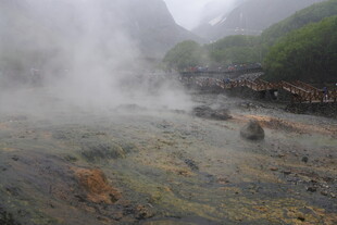 山间氤氲温泉美景