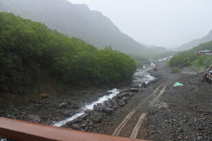 山间溪流旁的露营场景