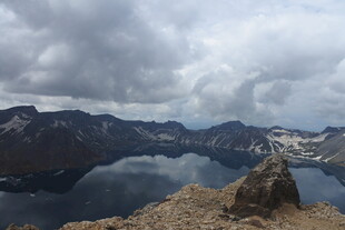 高山湖泊的壮丽自然景观