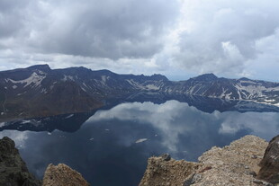 高山湖泊壮丽自然景观