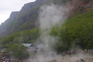 山间热气升腾的自然景象