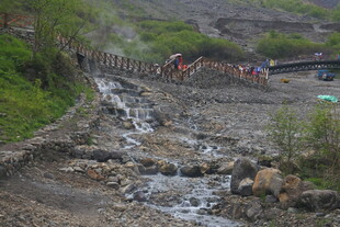 山间溪流旁的热闹步道
