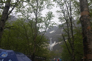山林中的露营场景