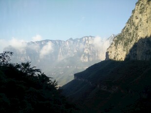 山间晨曦美景