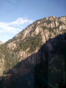 巍峨山峰现壮丽景致
