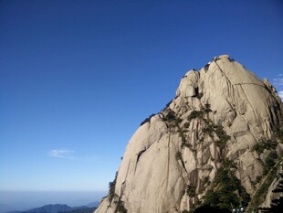 巍峨山峰 蓝天映衬美景