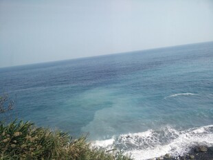 俯瞰蔚蓝大海与白色浪花