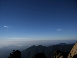 高山云海蓝天壮丽景观