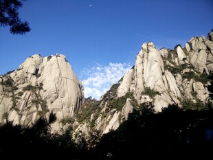 巍峨山景 蓝天映衬
